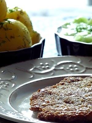 Kotlet w orzechowo-ziołowej panierce z młodymi ziemniakami i mizerią