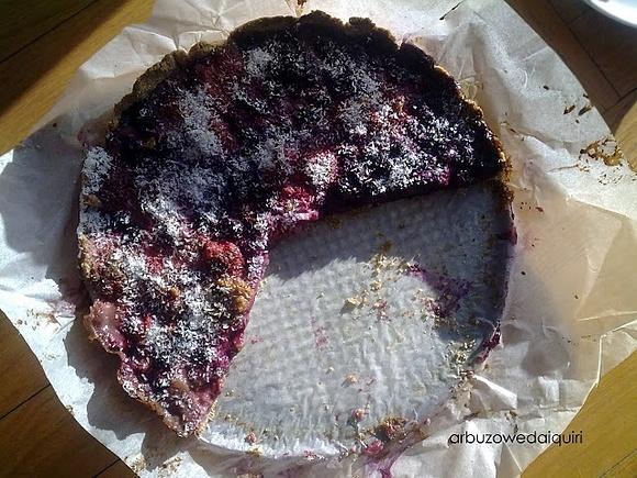Tarta z borówkami i truskawkami w mleku kokosowym