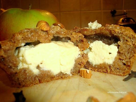 Szarlotkowe muffiny nadziewane serem