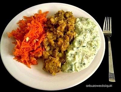 Ziemniaki ziołowe, tzatziki i marchewka