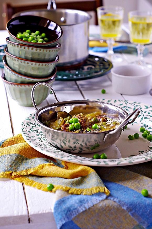 Miętowe curry z chorizo, groszkiem i ziemniakami