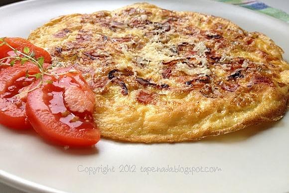 Omlet z pieczarkami szynką i gruyere na niedzielne śniadanie