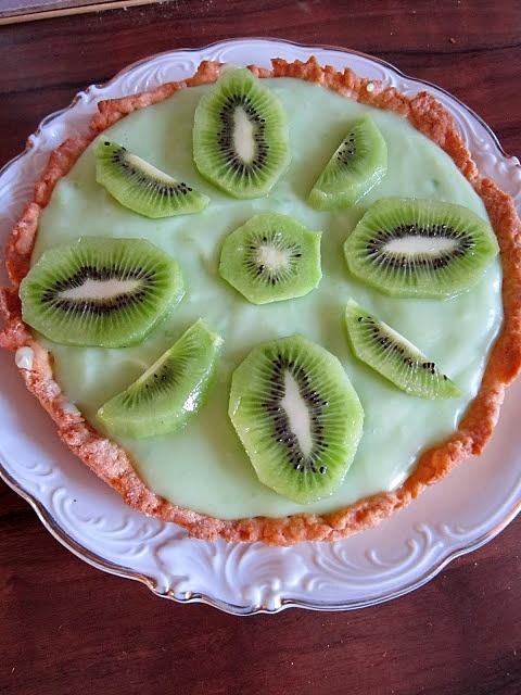 Zielone urodzinowe ciasto żelkowo-kiwiowe