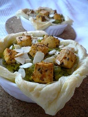 Tarteletki z kalafiorem, cebulą, puree z groszku, tofu a'la feta i migdałami