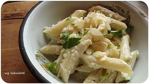 Białe szaleństwo na wiosnę z penne, migdałowym pesto, natką i kozim twarożkiem