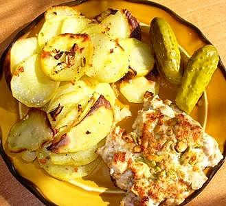 Obiad z ziemniakami z piekarnika, kurczakiem i ogórkami