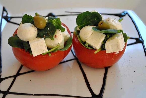Nadziewane pomidory fetą i mozzarellą