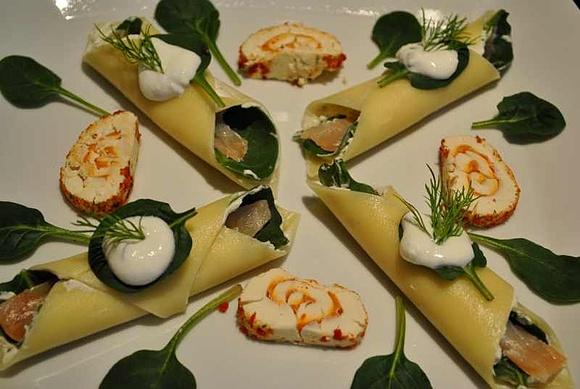 Roladki z łososia w makaronie lasagne