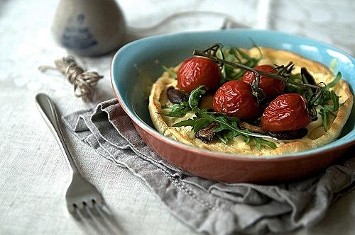 Dutch babies z serem, grzybami, pomidorem i rukolą