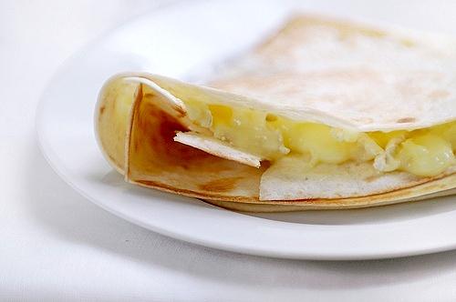 Tortilla z serem camembert i miodem
