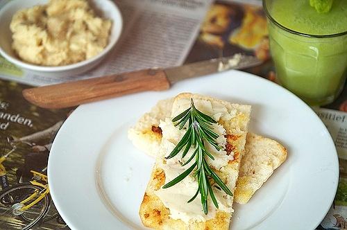 Humus z fasolki z rozmarynem i cytryną