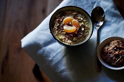 Bircher muesli z pistacjami i mandarynką