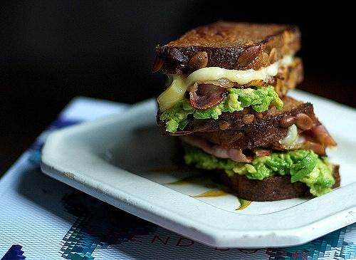Grilowana kanapka z awokado, serem żółtym, bekonem i jabłkiem