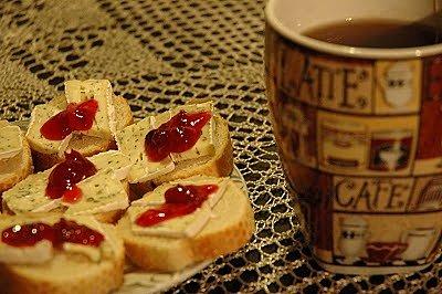 Bagietka z serkiem camembert czosnkowym i żurawiną