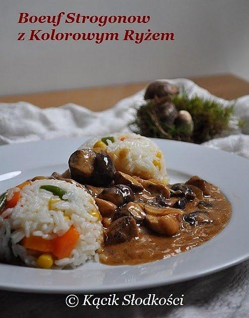 Boeuf Strogonow z kolorowym ryżem i świeżo zebranymi grzybami