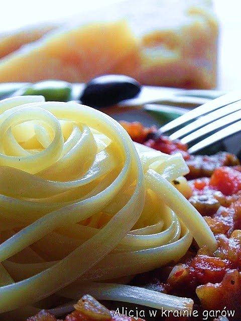 Linguine z sosem z bakłażana i pomidorów