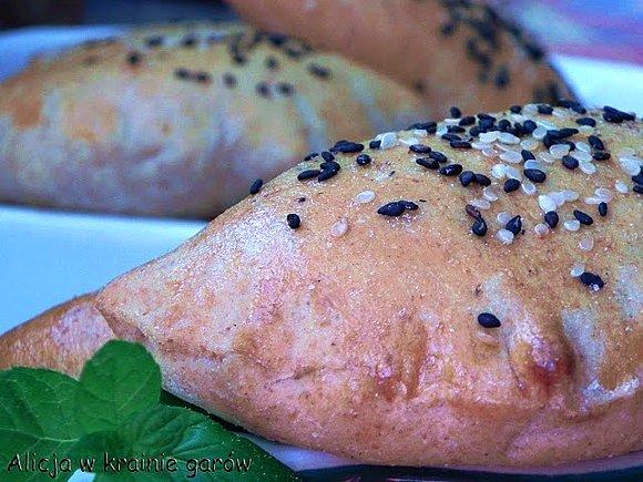 Sambousek libańskie pieczone pierogi