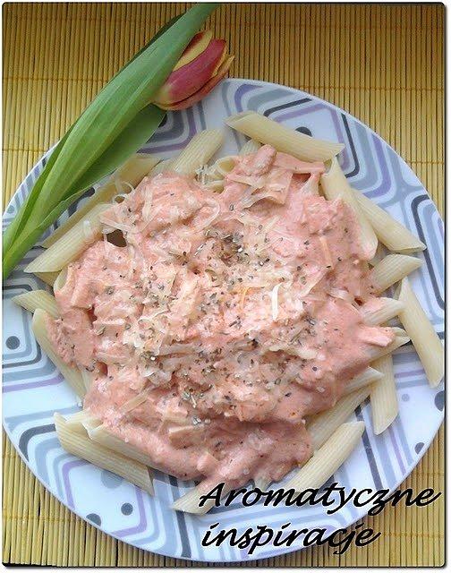 Penne z pomidorami i mascarpone w sosie carbonara