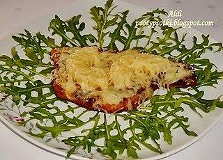 Kotlet schabowy zapiekany z ananasem i serem