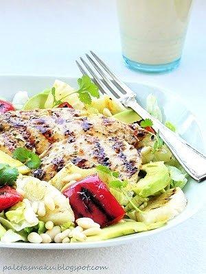 Sałatka z grillowanym kurczakiem, papryką i ananasem