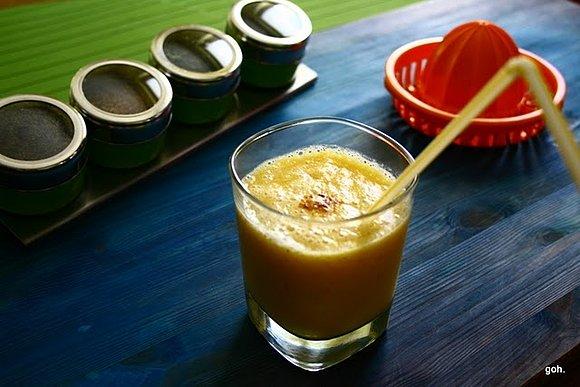 Słoneczny koktajl bananowo-pomarańczowy