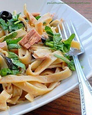 Tagliatelle z tuńczykiem, kaparami i oliwkami