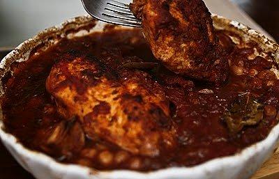 Casserole z kurczakiem, pomidorami i ciecierzycą