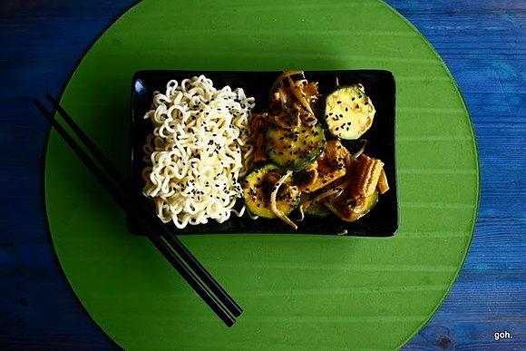 Kurczak stir fry z masłem orzechowym