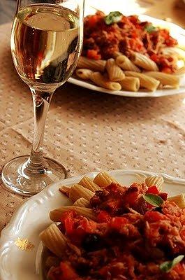 Penne z tuńczykiem, papryką i pomidorami