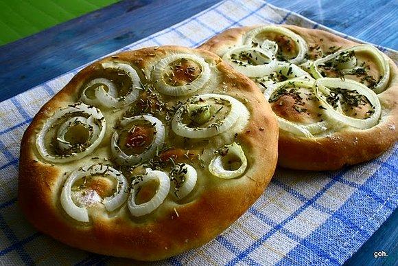 Focaccia z cebulą i ziołami