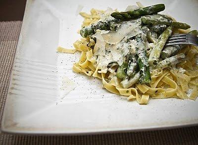 Tagliatelle z zielonymi szparagami