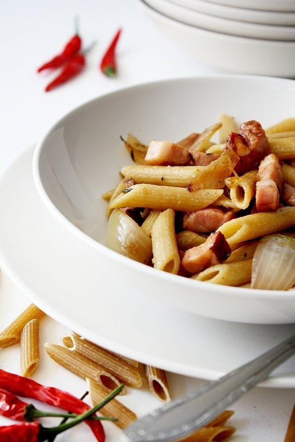 Penne z balsamiczną cebulą