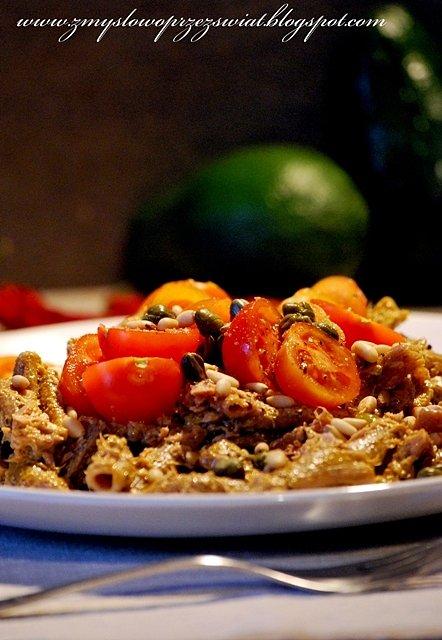 Błyskawiczna sałatka makaronowa z tuńczykiem i pesto