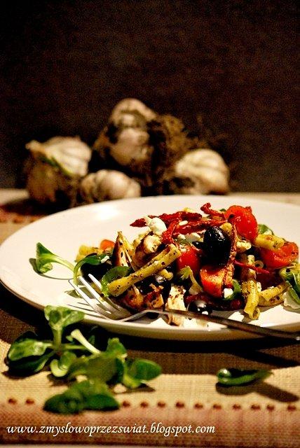 Wiosna na talerzu! kolorowa sałatka z makaronem i grillowanym kurczakiem