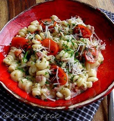 Pasta z salsiccią, pomidorami i chili