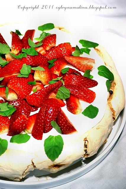 Biała Pavlova z truskawkami