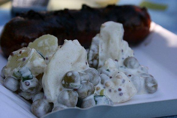 Sezon na grillowanie z sałatką ziemniaczaną