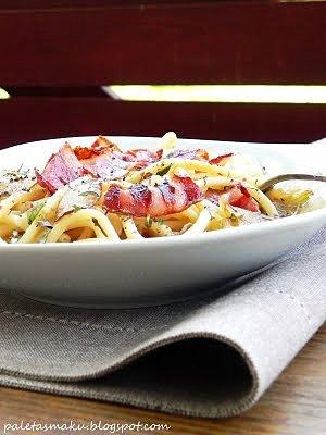 Spaghetti z karmelizowaną cebulą, grillowanym boczkiem i tymiankiem