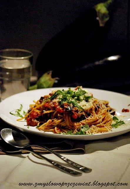 Bakłażan idealny na nocnej ulicy w Chinach z spaghetti bakłażanowym