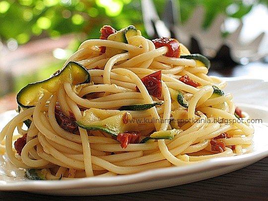 Spaghetti z cukinią i suszonymi pomidorami