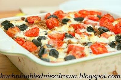 Kasza gryczana z wkładką porową, feta, pomidorkami cherry i oliwkami zapiekana