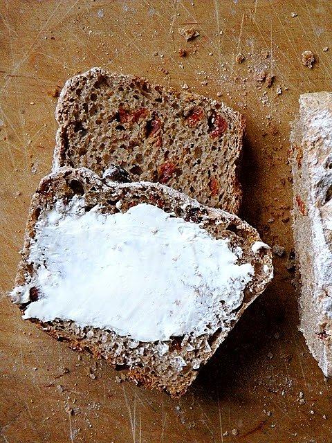 Chleb pełnoziarnisty z suszonymi pomidorami i bazylią