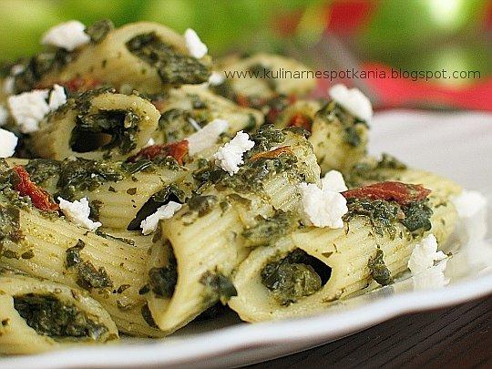Penne  ze szpinakiem i suszonymi pomidorami
