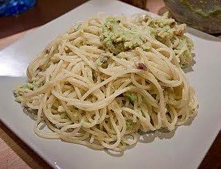 Spaghetti z awokado i orzechami