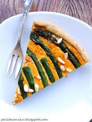 Tarta z zielonymi szparagami, szpinakiem i czerwonym pesto oraz kremowa zupa ze szparagów