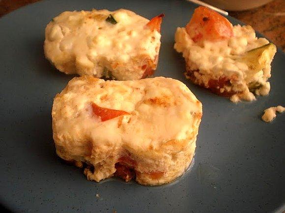 Śniadaniowe muffiny z pomidorem i cukinią