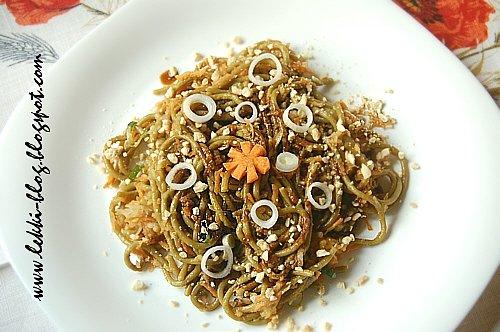 Śmieszne spaghetti azjatyckie