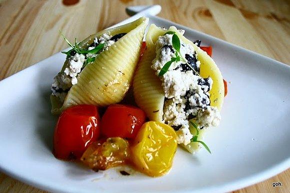 Sos z pomidorków koktajlowych z muszlami nadziewanymi ricottą i oliwkami