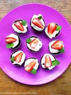 Muffinki czekoladowe z rumem, bitą śmietaną, truskawkami i miętą