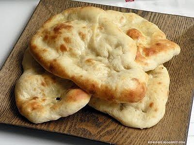 Naany z jogurtem i mięsem na grilla sezon rozpoczęty
